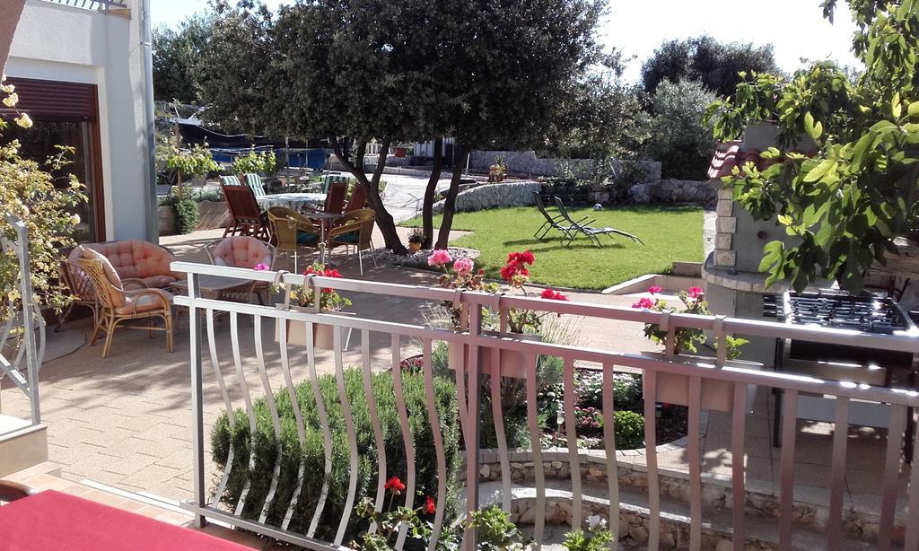 Apartments Villa Flora 로고즈니차 외부 사진